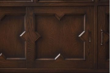 中古　永田良介商店　高級感のある引き戸付き食器棚(カップボード、収納棚、キャビネット)(定価約120万円)