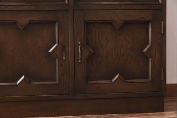 中古　永田良介商店　高級感のある引き戸付き食器棚(カップボード、収納棚、キャビネット)(定価約120万円)