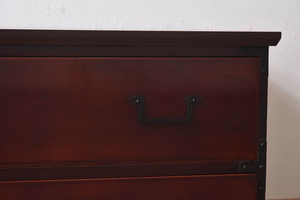 アンティーク家具　リメイク　前面ケヤキ材　漆塗りの赤が艶やかな時代箪笥ローチェスト(引き出し、ローボード、リビングボード)(小)