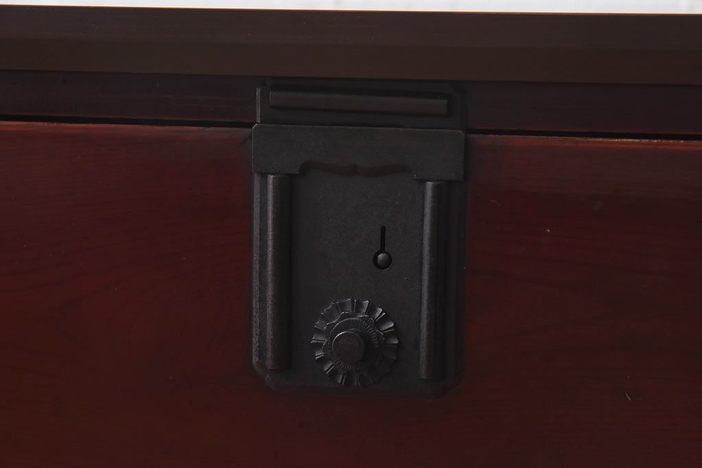 アンティーク家具　リメイク　前面ケヤキ材　漆塗りの赤が艶やかな時代箪笥ローチェスト(引き出し、ローボード、リビングボード)(小)