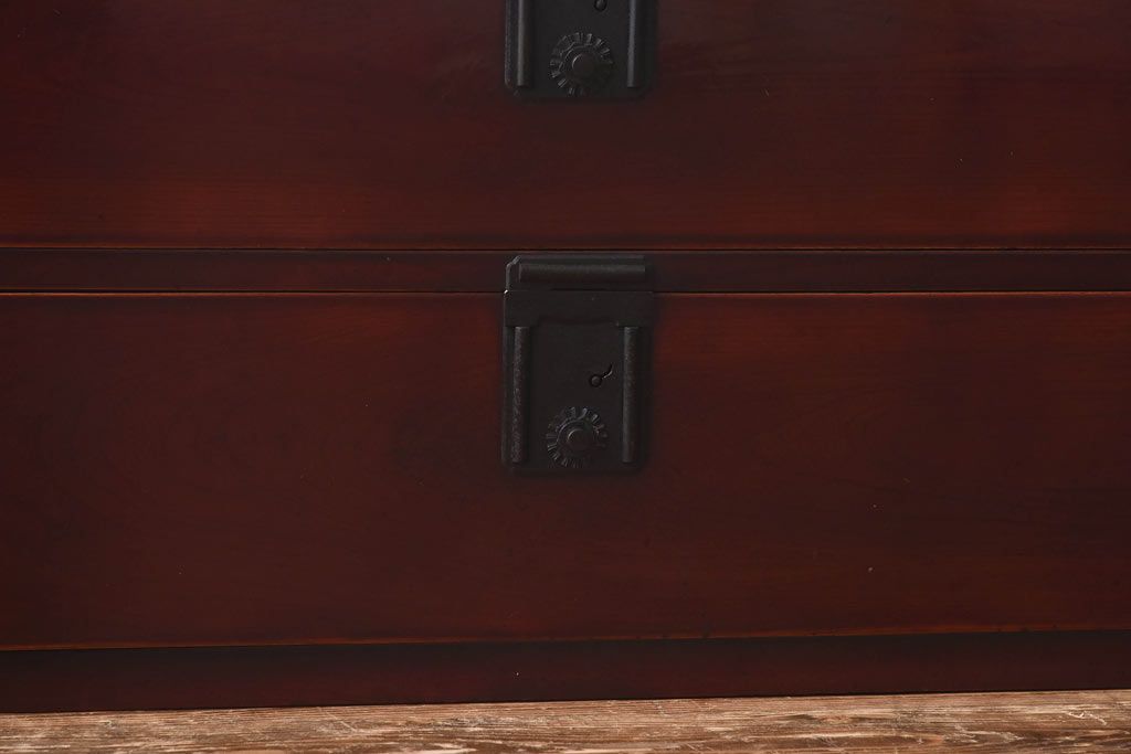 アンティーク家具　リメイク　前面ケヤキ材　漆塗りの赤が艶やかな時代箪笥ローチェスト(引き出し、ローボード、リビングボード)(小)