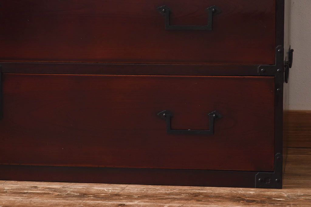 アンティーク家具　リメイク　前面ケヤキ材　漆塗りの赤が艶やかな時代箪笥ローチェスト(引き出し、ローボード、リビングボード)(小)