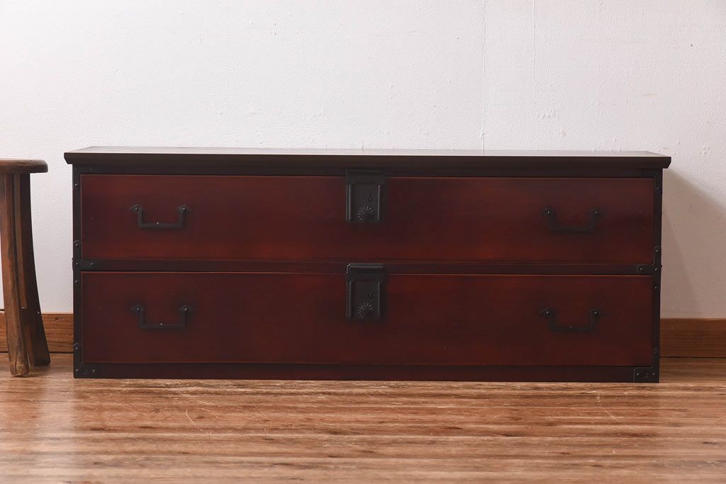 アンティーク家具　リメイク　前面ケヤキ材　漆塗りの赤が艶やかな時代箪笥ローチェスト(引き出し、ローボード、リビングボード)(小)