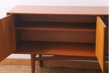 ビンテージ家具　北欧ヴィンテージ　温かみのあるチーク材の色味が魅力のリビングボード(サイドキャビネット、サイドボード)