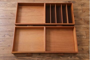 ビンテージ家具　北欧ヴィンテージ　温かみのあるチーク材の色味が魅力のリビングボード(サイドキャビネット、サイドボード)