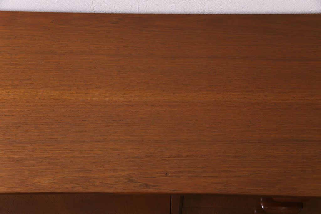 ビンテージ家具　北欧ヴィンテージ　温かみのあるチーク材の色味が魅力のリビングボード(サイドキャビネット、サイドボード)