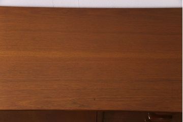 ビンテージ家具　北欧ヴィンテージ　温かみのあるチーク材の色味が魅力のリビングボード(サイドキャビネット、サイドボード)