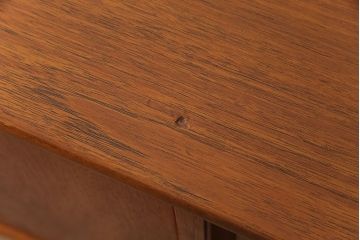 ビンテージ家具　北欧ヴィンテージ　温かみのあるチーク材の色味が魅力のリビングボード(サイドキャビネット、サイドボード)