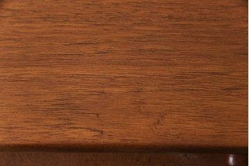 ビンテージ家具　北欧ヴィンテージ　温かみのあるチーク材の色味が魅力のリビングボード(サイドキャビネット、サイドボード)