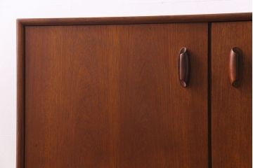 ビンテージ家具　北欧ヴィンテージ　温かみのあるチーク材の色味が魅力のリビングボード(サイドキャビネット、サイドボード)