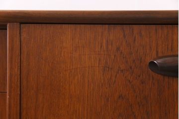 ビンテージ家具　北欧ヴィンテージ　温かみのあるチーク材の色味が魅力のリビングボード(サイドキャビネット、サイドボード)