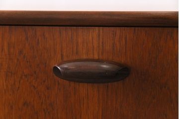 ビンテージ家具　北欧ヴィンテージ　温かみのあるチーク材の色味が魅力のリビングボード(サイドキャビネット、サイドボード)