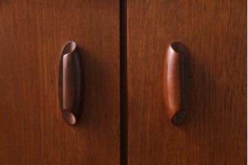 ビンテージ家具　北欧ヴィンテージ　温かみのあるチーク材の色味が魅力のリビングボード(サイドキャビネット、サイドボード)