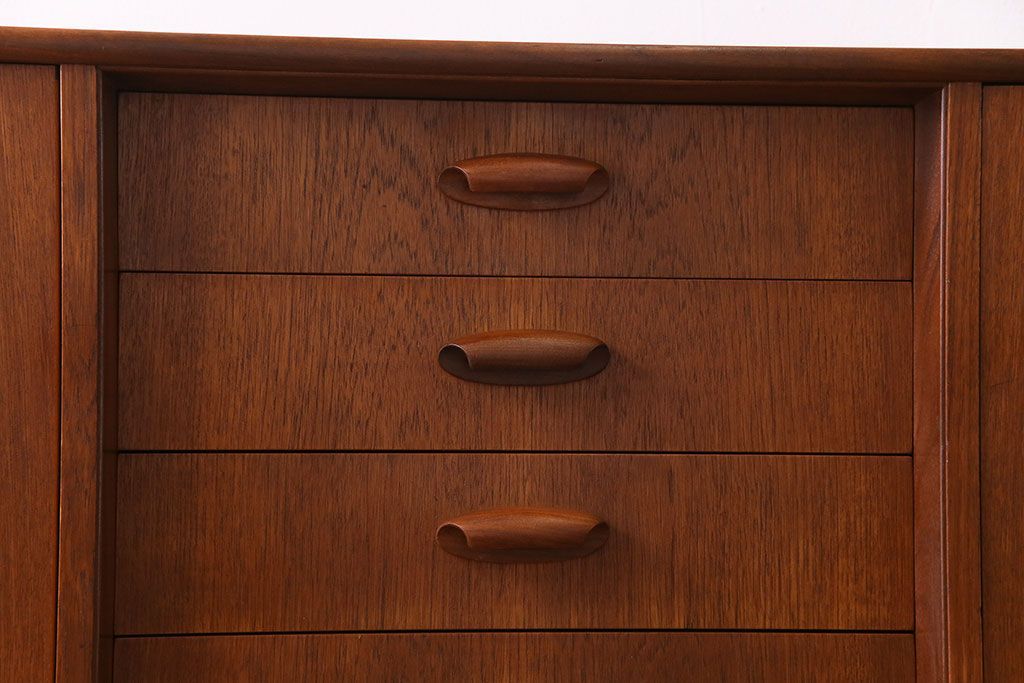 ビンテージ家具　北欧ヴィンテージ　温かみのあるチーク材の色味が魅力のリビングボード(サイドキャビネット、サイドボード)