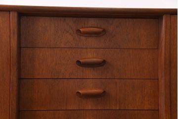 ビンテージ家具　北欧ヴィンテージ　温かみのあるチーク材の色味が魅力のリビングボード(サイドキャビネット、サイドボード)