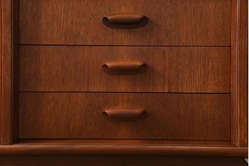 ビンテージ家具　北欧ヴィンテージ　温かみのあるチーク材の色味が魅力のリビングボード(サイドキャビネット、サイドボード)