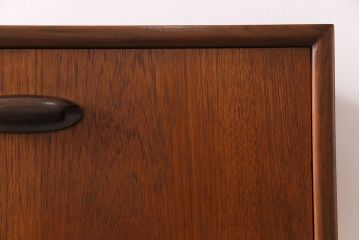 ビンテージ家具　北欧ヴィンテージ　温かみのあるチーク材の色味が魅力のリビングボード(サイドキャビネット、サイドボード)