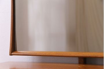 ビンテージ　北欧家具　チーク材　上品な雰囲気漂うドレッシングチェスト(ドレッサー)