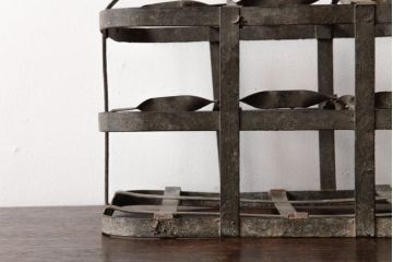 アンティーク雑貨　イギリスビンテージ　錆びた風合いがお洒落なアイアン製ボトルラック(ボトルケース)(3)