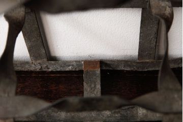 アンティーク雑貨　イギリスビンテージ　錆びた風合いがお洒落なアイアン製ボトルラック(ボトルケース)(3)