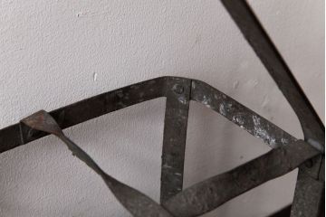アンティーク雑貨　イギリスビンテージ　錆びた風合いがお洒落なアイアン製ボトルラック(ボトルケース)