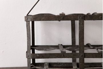 アンティーク雑貨　イギリスビンテージ　錆びた風合いがお洒落なアイアン製ボトルラック(ボトルケース)