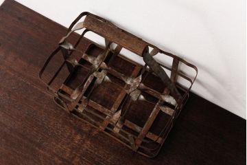 アンティーク雑貨　イギリスビンテージ　6連　ブロカントスタイルにぴったりなアイアン製ボトルラック(ボトルケース)(1)