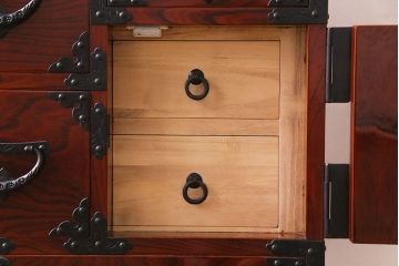 中古美品　ケヤキ材　木地呂塗り　美しい杢目と手打ち金具が存在感を放つ仙台箪笥