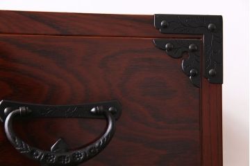 中古美品　ケヤキ材　木地呂塗り　美しい杢目と手打ち金具が存在感を放つ仙台箪笥