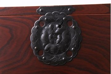 中古美品　ケヤキ材　木地呂塗り　美しい杢目と手打ち金具が存在感を放つ仙台箪笥