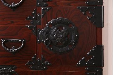 中古美品　ケヤキ材　木地呂塗り　美しい杢目と手打ち金具が存在感を放つ仙台箪笥