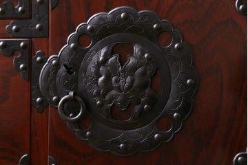 中古美品　ケヤキ材　木地呂塗り　美しい杢目と手打ち金具が存在感を放つ仙台箪笥