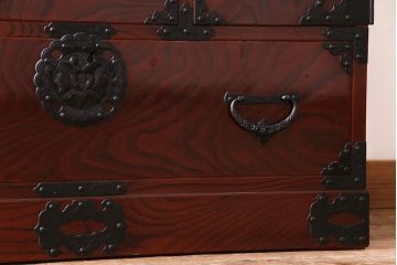 中古美品　ケヤキ材　木地呂塗り　美しい杢目と手打ち金具が存在感を放つ仙台箪笥