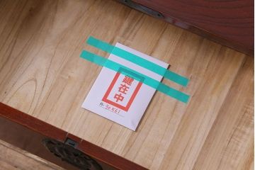 中古美品　ケヤキ材　木地呂塗り　美しい杢目と手打ち金具が存在感を放つ仙台箪笥