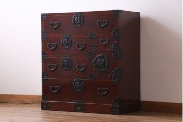 中古美品　ケヤキ材　木地呂塗り　美しい杢目と手打ち金具が存在感を放つ仙台箪笥