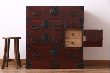 中古美品　ケヤキ材　木地呂塗り　美しい杢目と手打ち金具が存在感を放つ仙台箪笥