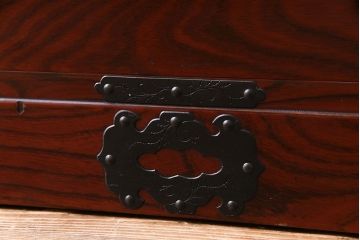 中古美品　ケヤキ材　木地呂塗り　美しい杢目と手打ち金具が存在感を放つ仙台箪笥