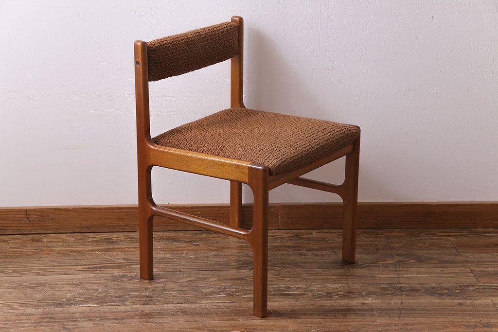 ヴィンテージ家具　北欧ビンテージ　チーク材　フレームの滑らかな質感が魅力のチェア(ダイニングチェア、椅子)(1)