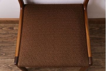 ヴィンテージ家具　北欧ビンテージ　チーク材　フレームの滑らかな質感が魅力のチェア(ダイニングチェア、椅子)(1)