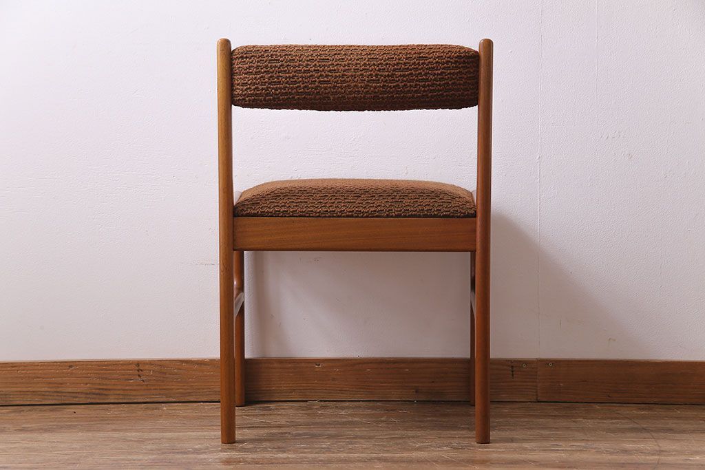 ヴィンテージ家具　北欧ビンテージ　チーク材　フレームの滑らかな質感が魅力のチェア(ダイニングチェア、椅子)(1)