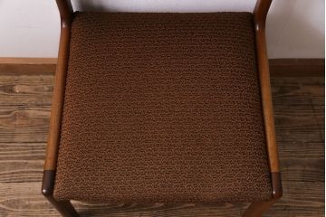 ヴィンテージ家具　北欧ビンテージ　チーク材　フレームの滑らかな質感が魅力のチェア(ダイニングチェア、椅子)