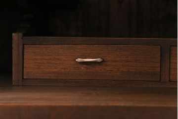 レトロ家具　昭和レトロ　海を思わせる色ガラスが美しい丸窓のローボード(戸棚、収納棚、リビングボード)