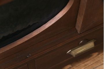 レトロ家具　昭和レトロ　海を思わせる色ガラスが美しい丸窓のローボード(戸棚、収納棚、リビングボード)