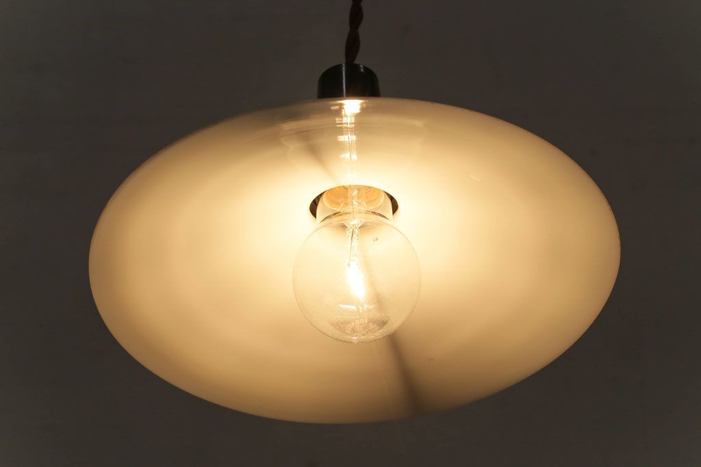 昭和レトロ　昔懐かしいシンプルな平笠シェード(吊り下げ照明、天井照明、ペンダントライト)