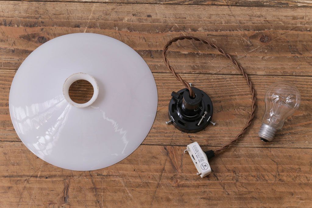 昭和レトロ　昔懐かしいシンプルな平笠シェード(吊り下げ照明、天井照明、ペンダントライト)