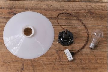 昭和レトロ　昔懐かしいシンプルな平笠シェード(吊り下げ照明、天井照明、ペンダントライト)