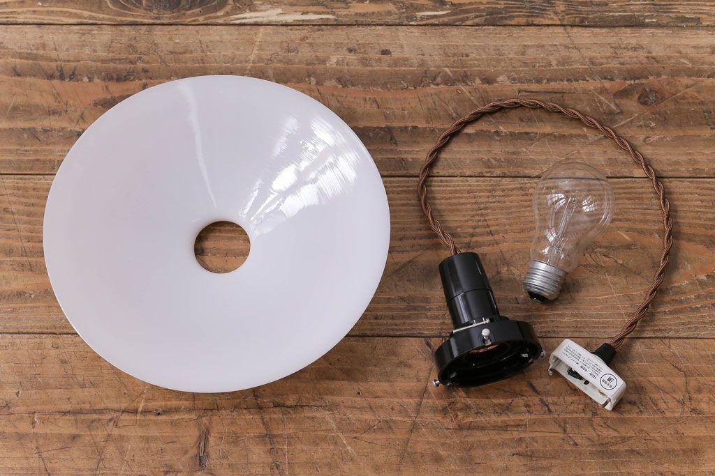 昭和レトロ　昔懐かしいシンプルな平笠シェード(吊り下げ照明、天井照明、ペンダントライト)