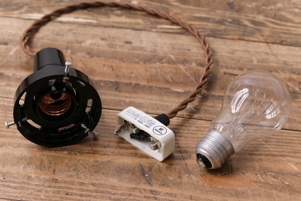 昭和レトロ　昔懐かしいシンプルな平笠シェード(吊り下げ照明、天井照明、ペンダントライト)