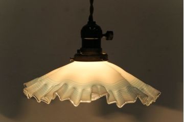大正昭和初期　レトロで爽やかな乳白地青色千段巻笠(フリルシェード、電笠、天井照明)