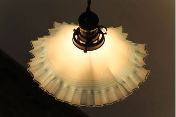 大正昭和初期　レトロで爽やかな乳白地青色千段巻笠(フリルシェード、電笠、天井照明)